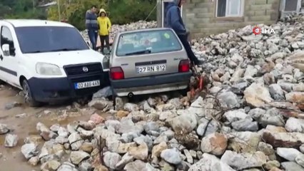 Heyelan adeta otomobilleri yuttu