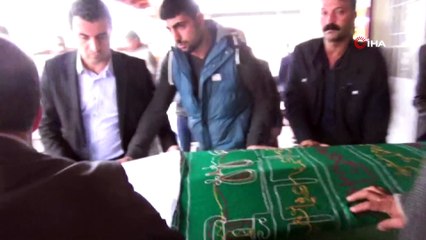 Biber toplayan 8 çocuk annesi kadın geriye giden aracın altında kaldı