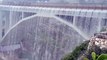 Ce pont en Italie se transforme en chute d'eau pendant un orage