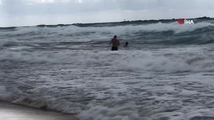 Turistlerin 3 Metre Dalgada Tehlikeli Eğlencesi