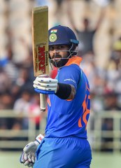 കോലി ഒരു  ദിവസം കൊണ്ട് പിന്നിട്ട റെക്കോര്‍ഡുകള്‍ | Oneindia Malayalam