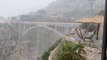Mau tempo transforma ponte em Itália numa cascata gigante