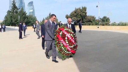 Download Video: Ulaştırma ve Altyapı Bakanı Mehmet Turhan'dan şehitlik ziyareti - BAKÜ