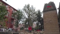 Caminin Minaresi Park Halindeki Ambulansın Üzerine Yıkıldı