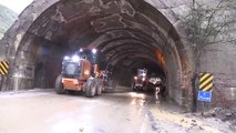 Tunceli'de Şiddetli Yağış - Tünelin İçine Akan Toprak Yolu Kapattı