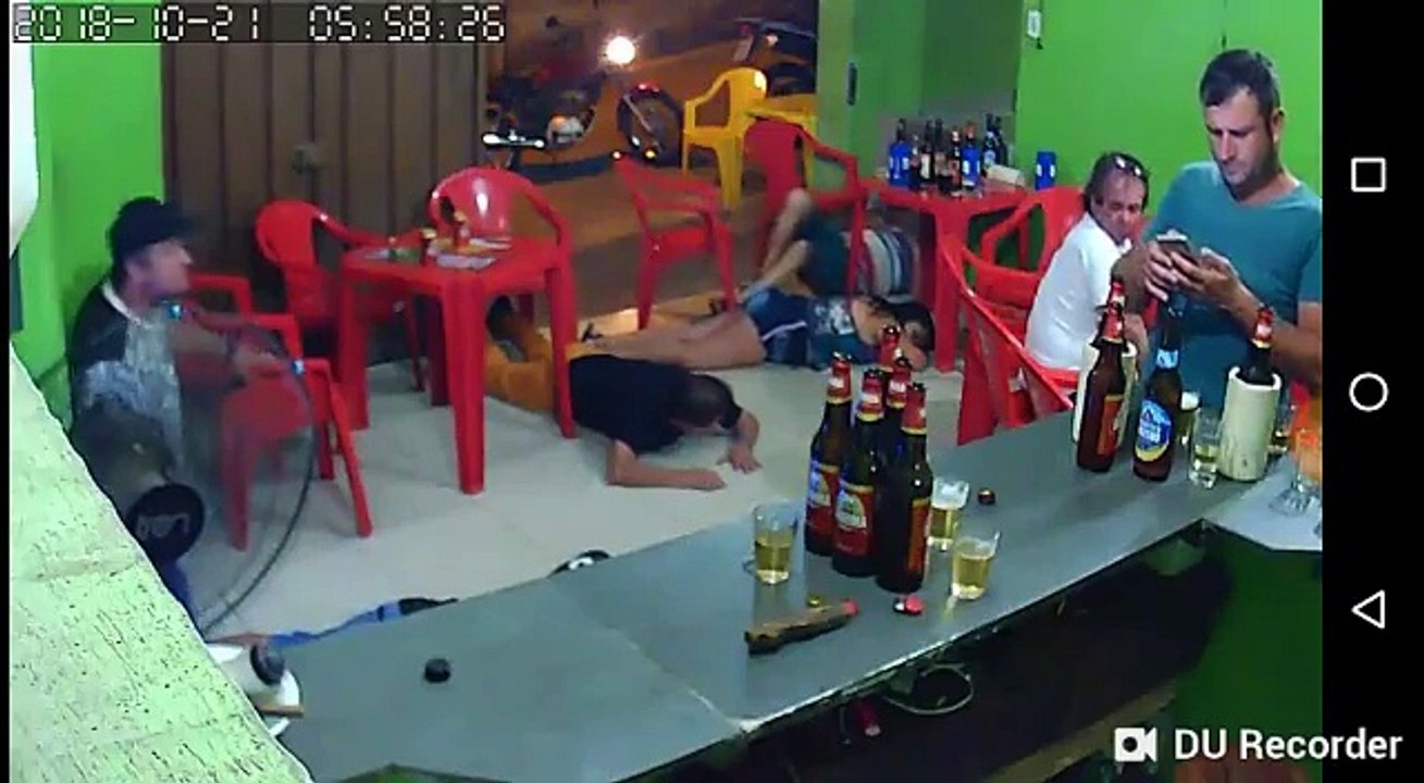 Un homme absorbé par son téléphone lors d’un braquage