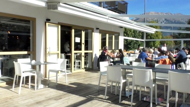 Hautes-Alpes : près du plan d'eau d'Embrun, les commerçants sont prêts au passage du Tour de France