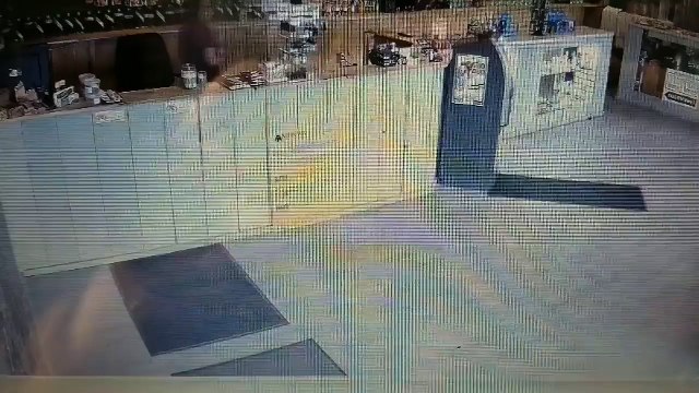 Il repousse 4 braqueurs avec un bang de son magasin d'herbes