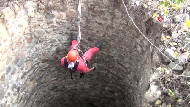 Akut Dereye Düşen Yavru Kediyi 2 Saatte Kurtardı