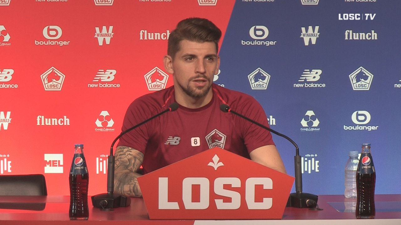 "Garder les pieds sur terre"