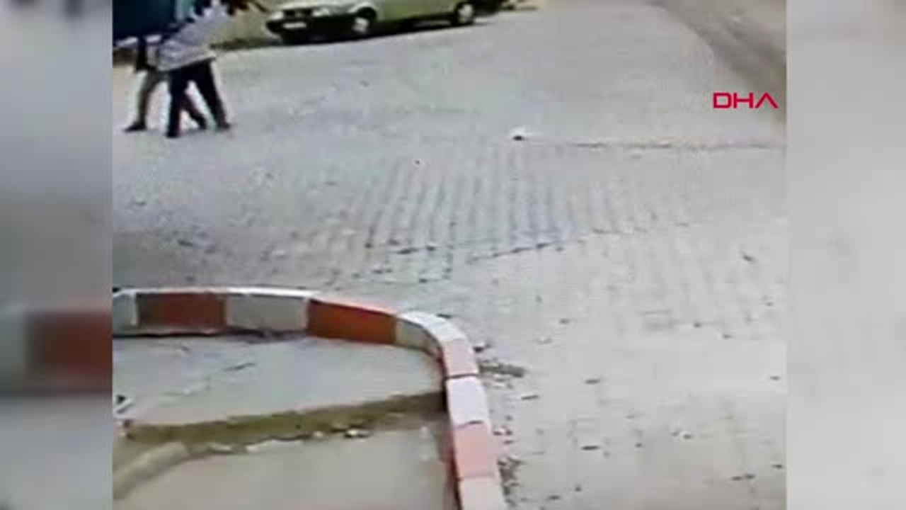 Babamın Yanına Gitme Diyen Yaşlı Adamı Dövdü.. .o Anlar Kamerada