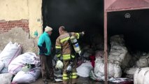 Uşak'ta tekstil geri dönüşüm fabrikasında yangın çıktı