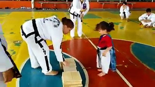 Эта девочка просто прелестьСмотреть до конца. Поделись постом если тебе понравилось.