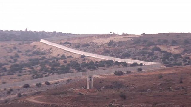 Gegen Flüchtlinge: Eine Mauer an der Grenze zu Syrien