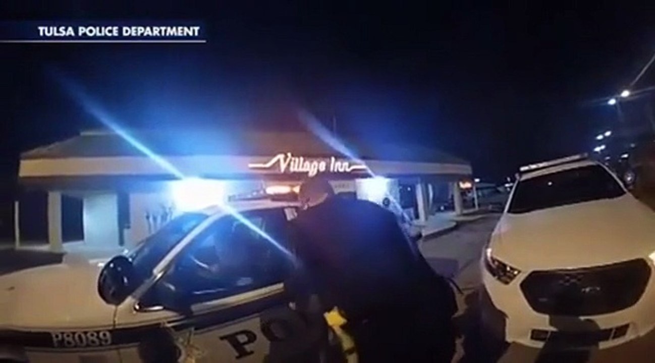 Roba un coche patrulla delante de los agentes