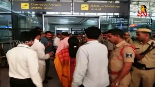 జగన్ ని చూడటానికి వచ్చిన భారతి | Ys Jagan Airport Incident | Vanitha News