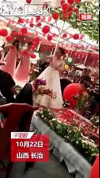 Cette mariée joue du Nunchaku en pleine cérémonie !