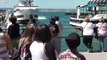 Un navire fonce sur le quai du port devant les touristes !