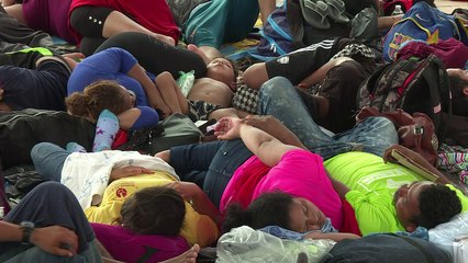 Migrantes fazem terceira parada no México