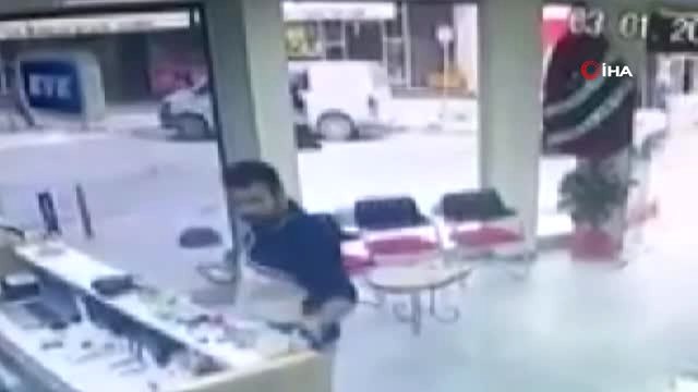 Arnavutköy'de Sadaka Kutusu Çalan Hırsız Kamerada