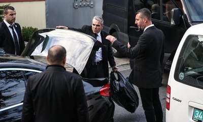 Konsolosluk önünde hareketli anlar