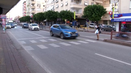 Yaya yolundan geçen yaşlı adama halk otobüsü böyle çarptı