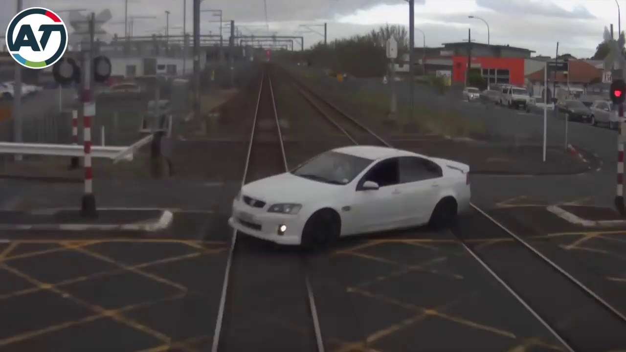 Un chauffard a la bêtise de passer un passage à niveau au rouge quand un train a