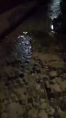 Pëlcet gypi i ujit prapa Teatrit, vërshohet rruga nga mbrëmë