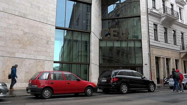 La universidad de George Soros anuncia que se marcha de Hungría