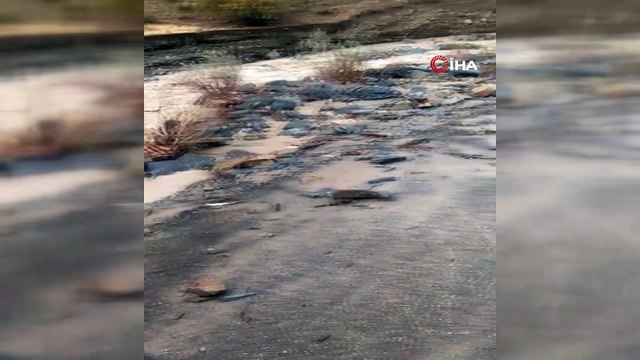 Hakkari Kırıkdağ köyünde sel... Köy yolu çökerek ikiye bölündü