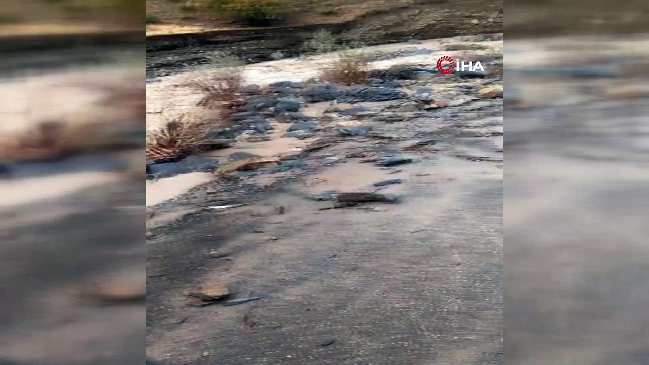 Hakkari Kırıkdağ köyünde sel... Köy yolu çökerek ikiye bölündü