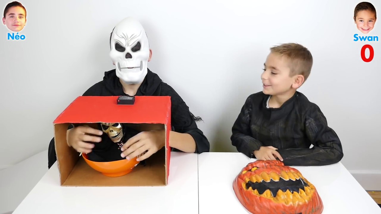 WHAT'S IN THE BOX CHALLENGE 3 !!! - Halloween Édition - Swan VS Néo