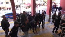 Adliyeye sevk edilen DEAŞ şüphelileri polis ve basın mensuplarına saldırdı