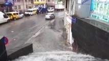 Bitlis'te Sağanak Yağış Etkili Oldu, Sokaklar Göle Döndü