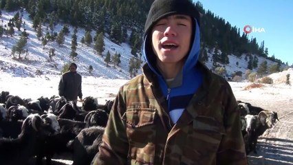 Antalya'da bin 825 rakımlı Alacabel'de kar keyfi