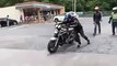 VÍDEO: los tontos del día van en moto (o querían)