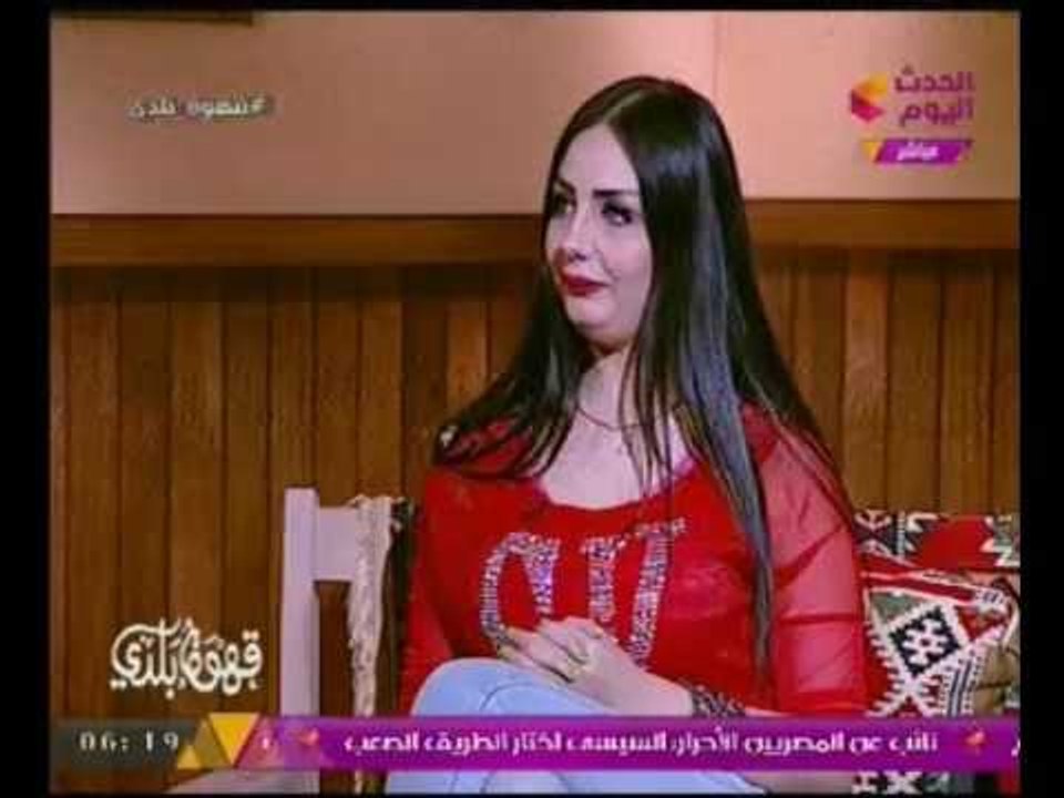 منتج كليب ركبني المرجيحه ينفعل علي المذيع ويحرج البطله :المفروض تسألني انا مش دالي !!