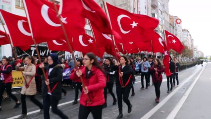 Prova yapan askerleri gören vatandaşlar telefona sarıldı