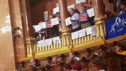 La guardia urbana protesta contra Ada Colau