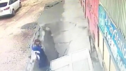 Plötzlich bricht der Bürgersteig ein: 2 Frauen von der Erde verschluckt (VIDEO)