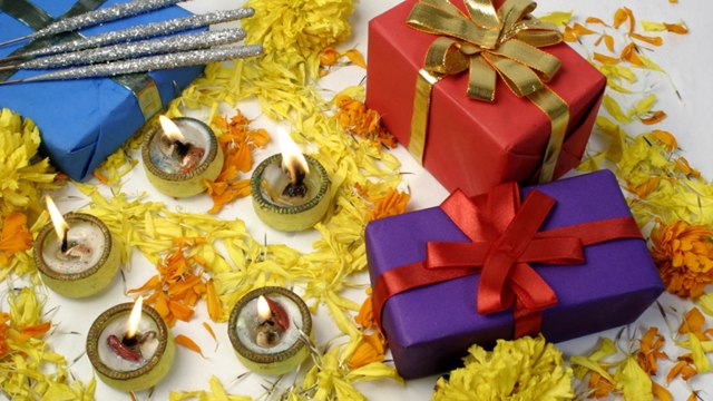 Diwali Gift: दोस्त हो या दुश्मन, दिवाली पर भूलकर भी न दें किसी को ये गिफ्ट | दिवाली गिफ्ट| Boldsky