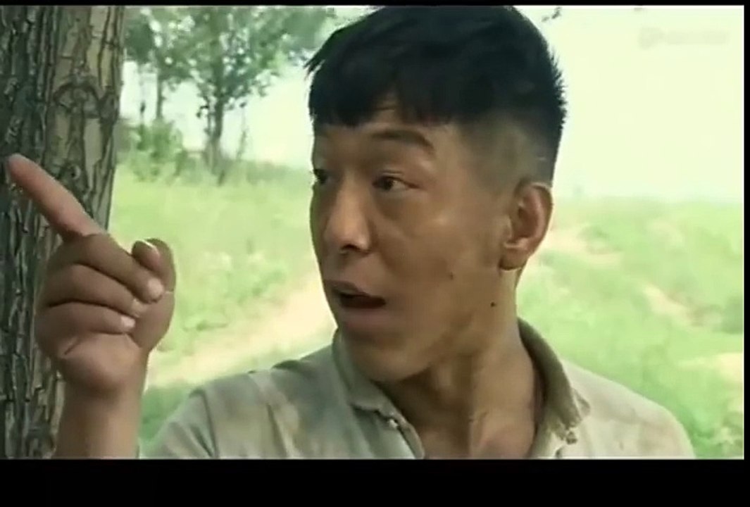 滑頭小伙想和村花同騎一個驢，真是坑蒙拐騙都使出來了，還對村花動手動腳