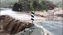 Hakkari Sel Nedeniyle Yol Çöktü, 2 Mezraya Ulaşım Kesildi