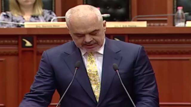 Nga Ezeli tek skllavja izaura, kryeministri ironi me opoziten