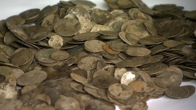 رب ضارة نافعة.. اكتشاف 2000 قطعة ذهبية في المجر بعد انحسار قياسي في مياه نهر الدانوب
