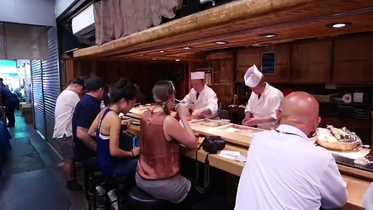 Japanese Street Food - TSUKIJI MARKET SUSHI SASHIMI Japan Seafood
