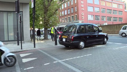 "الرجل العنكبوت الفرنسي" يتسلق برجا في قلب لندن المالي