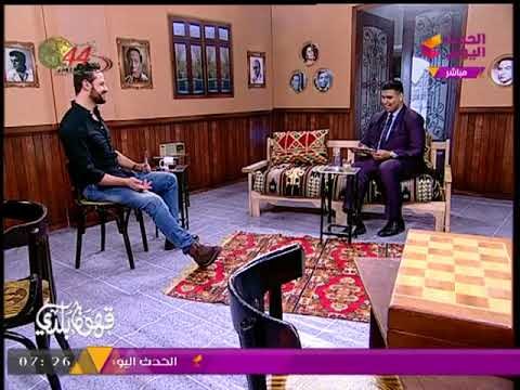 الخليل كوميدي يسترسل في رواية نكت و #مذيع_الحدث يقاطعه: ابوس ايدك كفاية