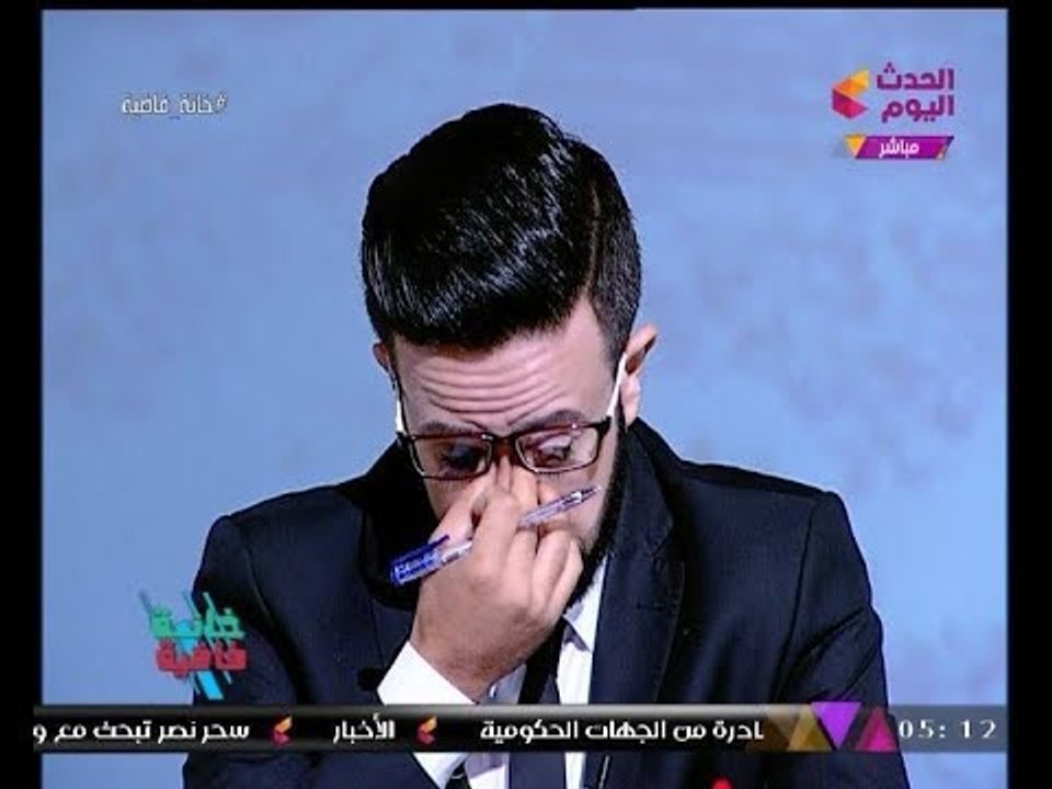 "إعلامي سوري" ينهار بكاءا على الهواء وينشد أروع...