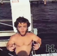 Anão pulando na água